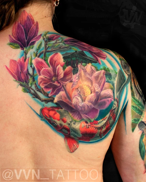 Реализм Koi, Flowers tattoo на Лопатка