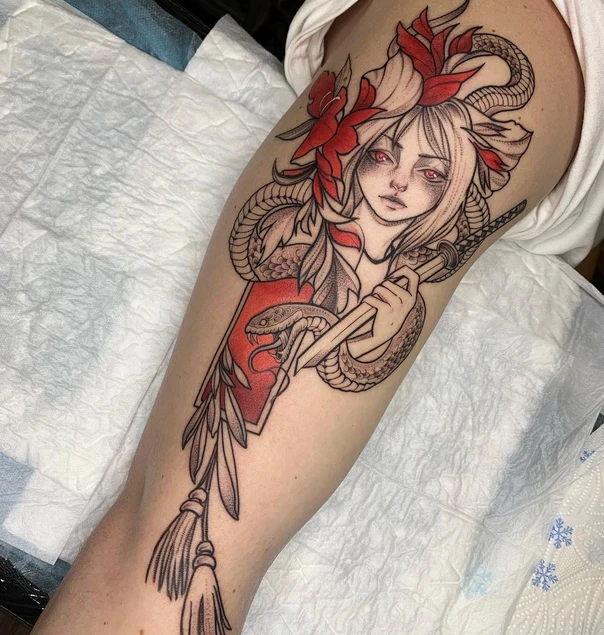 Иллюстративная Woman, Snake tattoo на Бедро