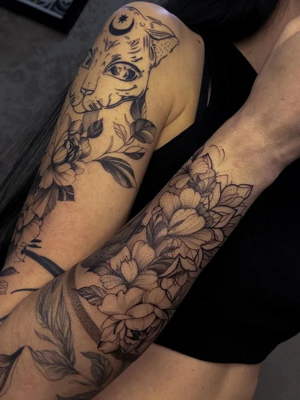 female black and grey linework татуировка на forearm #51425 | Тату мастер Кристина Котова