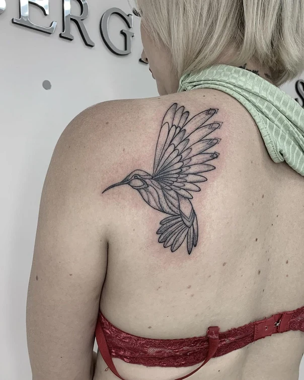 Лайнворк Hummingbird tattoo на Лопатка