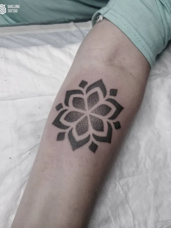 black mandala Tatuaggio su forearm #51534 | Tatuatore Сергей Шилин