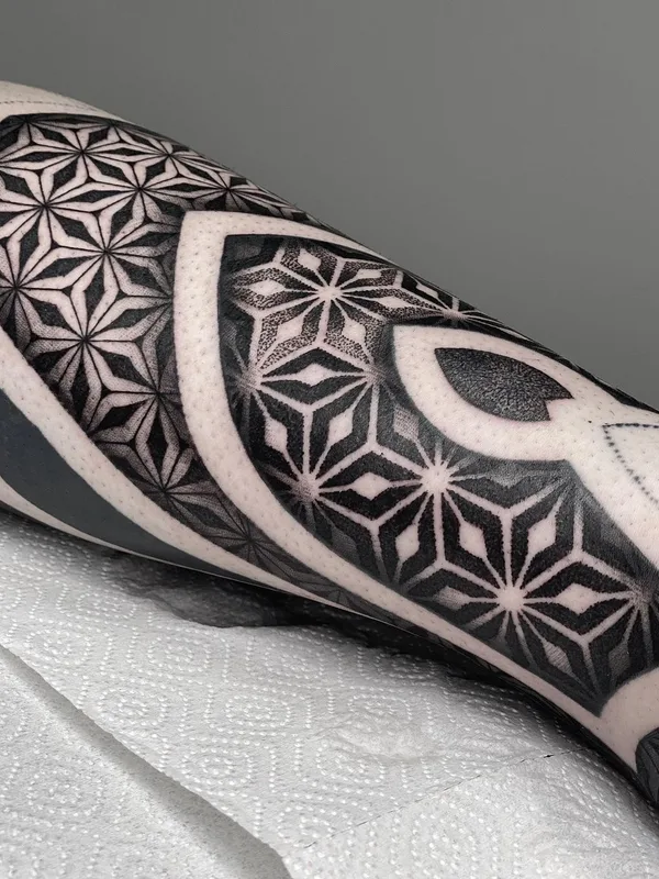 black and grey geometric Tatuagem em calf #51586 | Tatuador Иван Шондин
