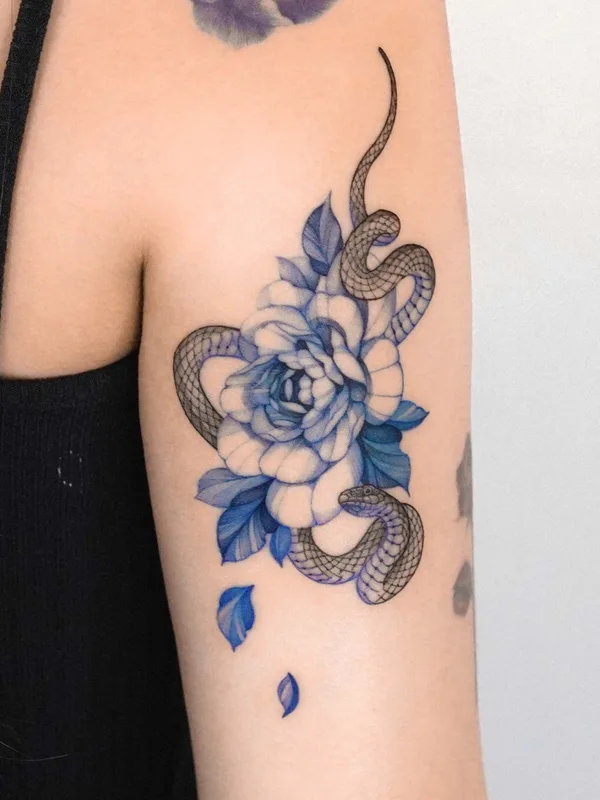 female color botanic 纹身 在 shoulder #51608 | 纹身师 Zee
