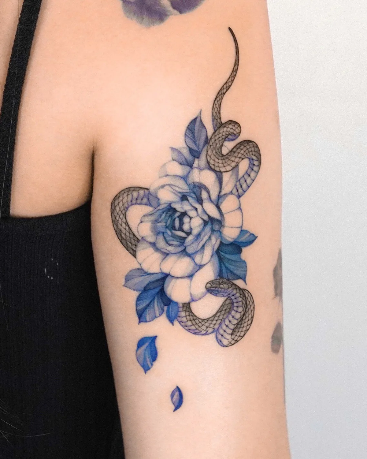 Fiori a linea sottile a colori tatuati da Zee di Seoul