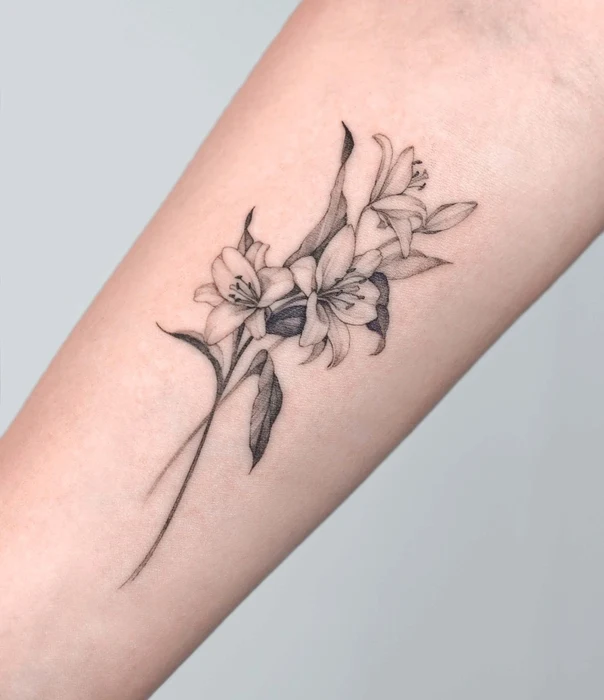 Файнлайн Flower, Lily tattoo на Предплечье