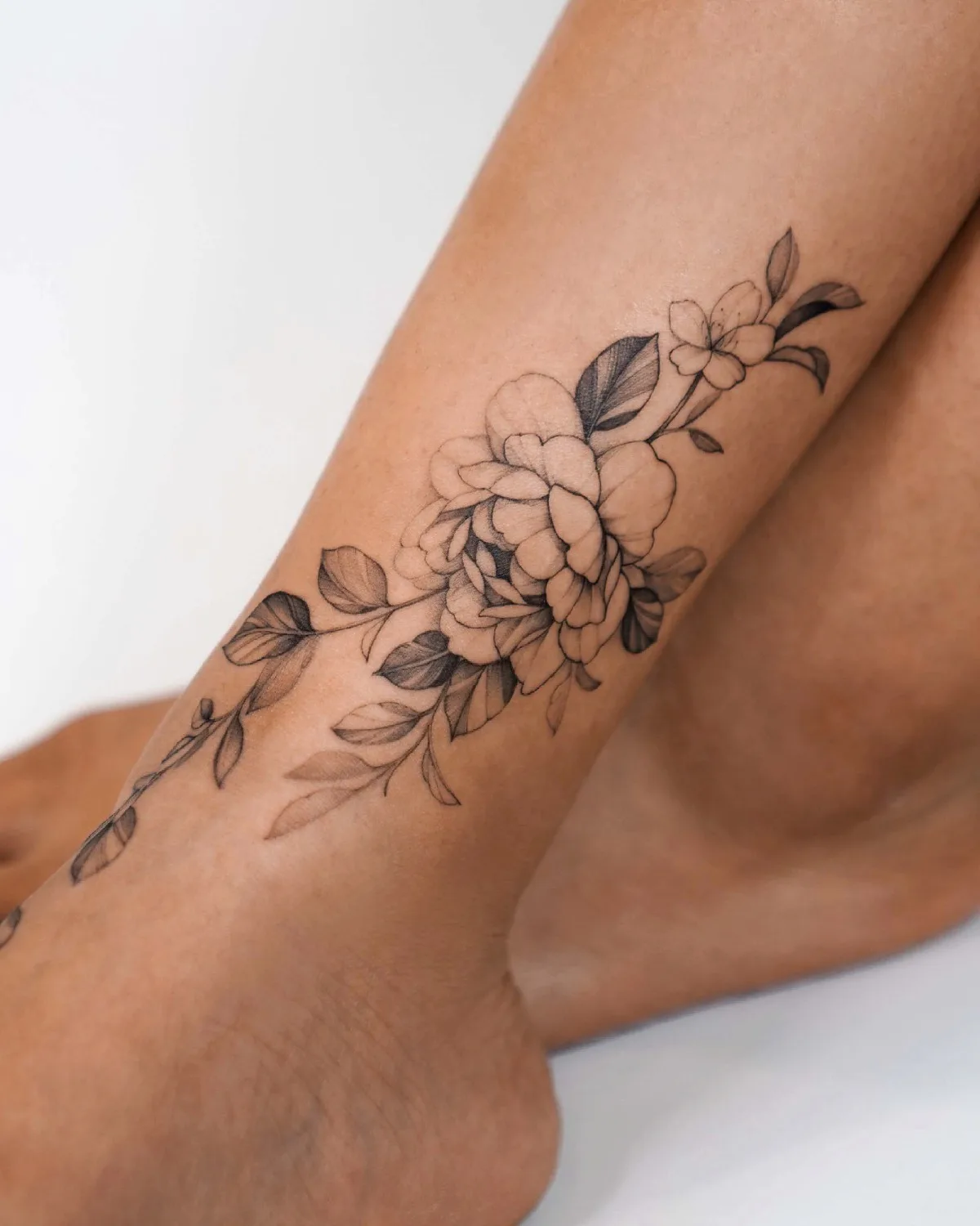 Tatuaggio di fiori teneri da Zee