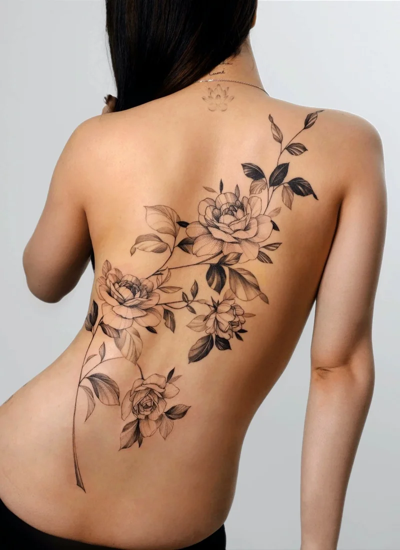 Tatuaggi fini botanici eleganti da Zee di Seoul