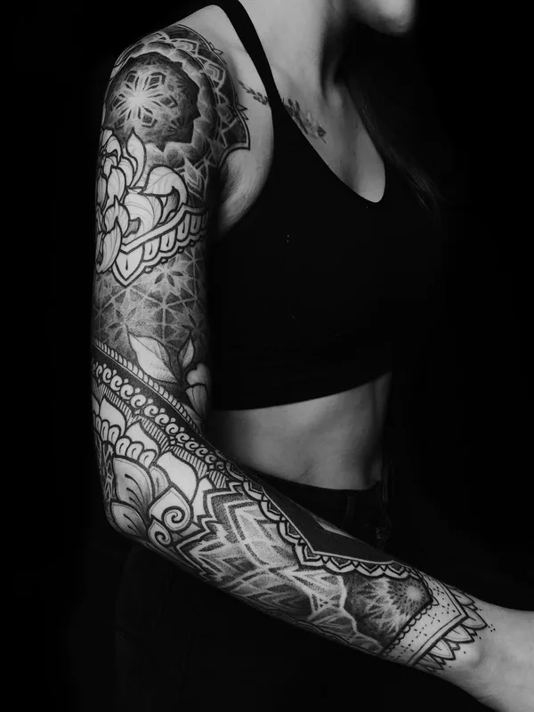 female black and grey mandala татуировка на full sleeve #51650 | Тату мастер Ksenia @nayantara.tattoo
