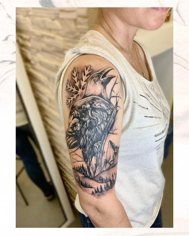 Чёрно-серая Raven, Landscape tattoo на Плечо