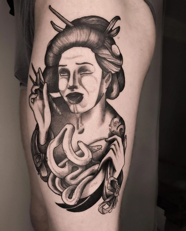 Чёрно-серая Geisha, Snakes tattoo на Бедро