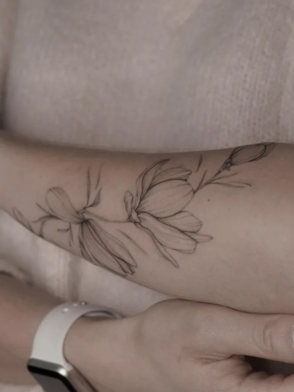 female black and grey fineline 纹身 在 forearm #51822 | 纹身师 Кристина Марч