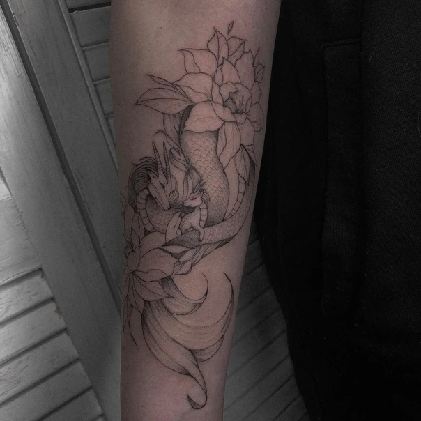 Лайнворк Dragon, Flowers tattoo на Предплечье
