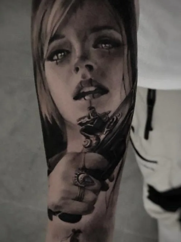female black and grey realism tatuaje en forearm #51966 | Tatuador Daniil Pihla