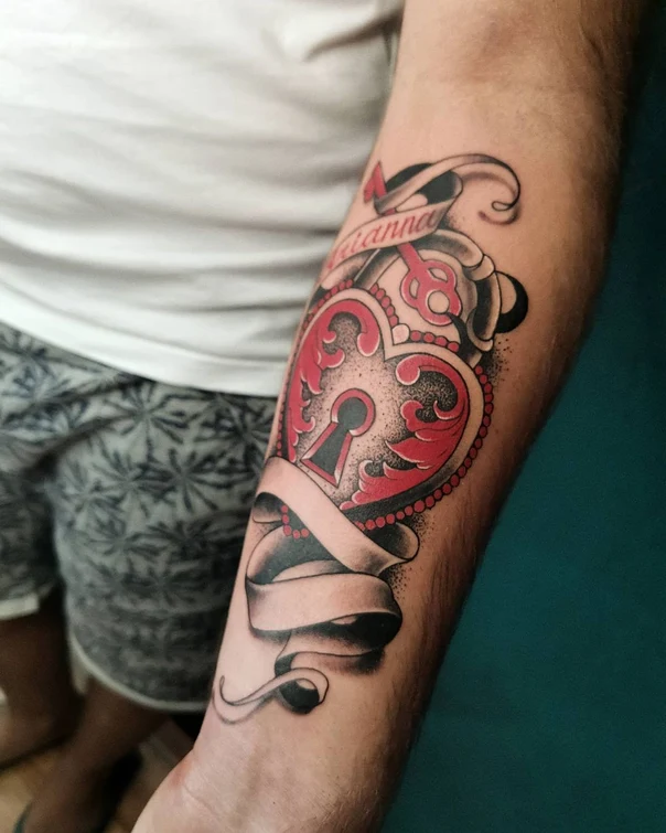 Нео-традиционная Heart, Lock tattoo на Предплечье