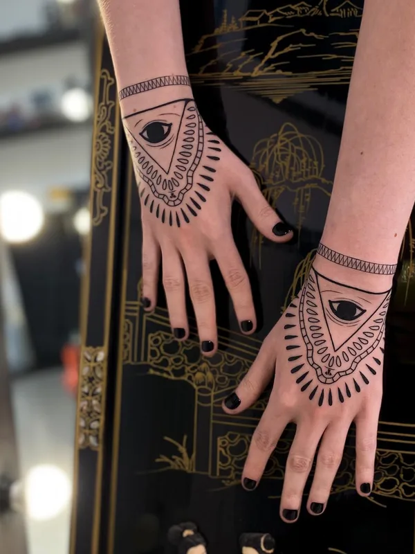 female black linework tatuaje en hand #52048 | Tatuador Алина Вавилова