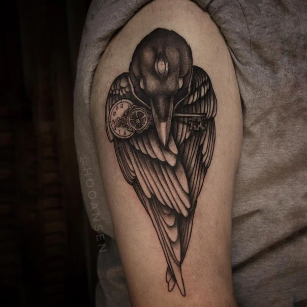Чёрно-серая Bird, Clock tattoo на Плечо