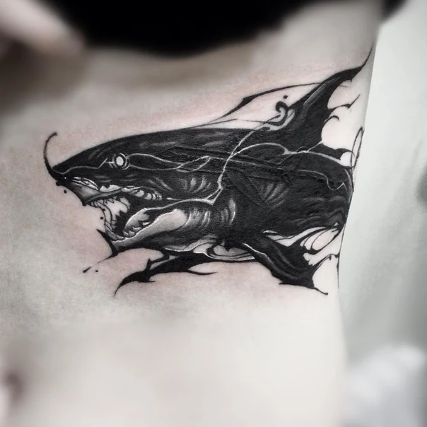 Блэкворк Shark tattoo на Ribcage