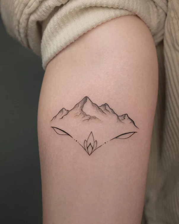 Файнлайн Mountain, Botanic tattoo на Плечо