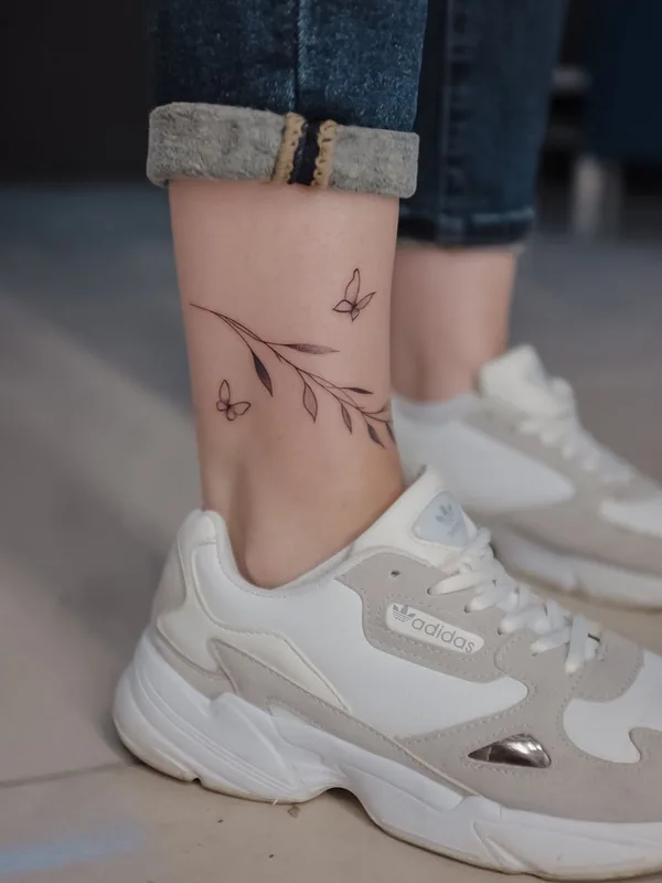 female black and grey fineline Tatuaggio su ankle #52157 | Tatuatore Алиса Ветрова
