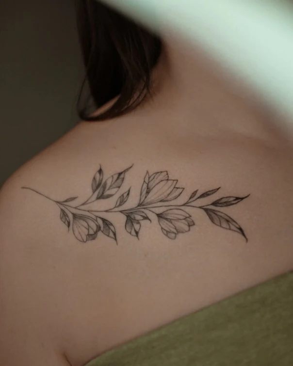 Файнлайн Flower, Leaf tattoo на Лопатка