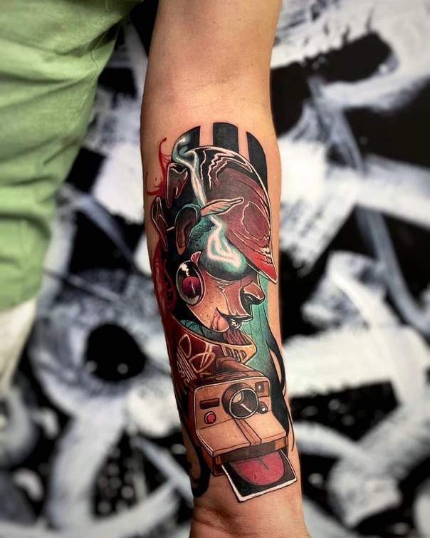 Иллюстративная Portrait, Camera tattoo на Предплечье