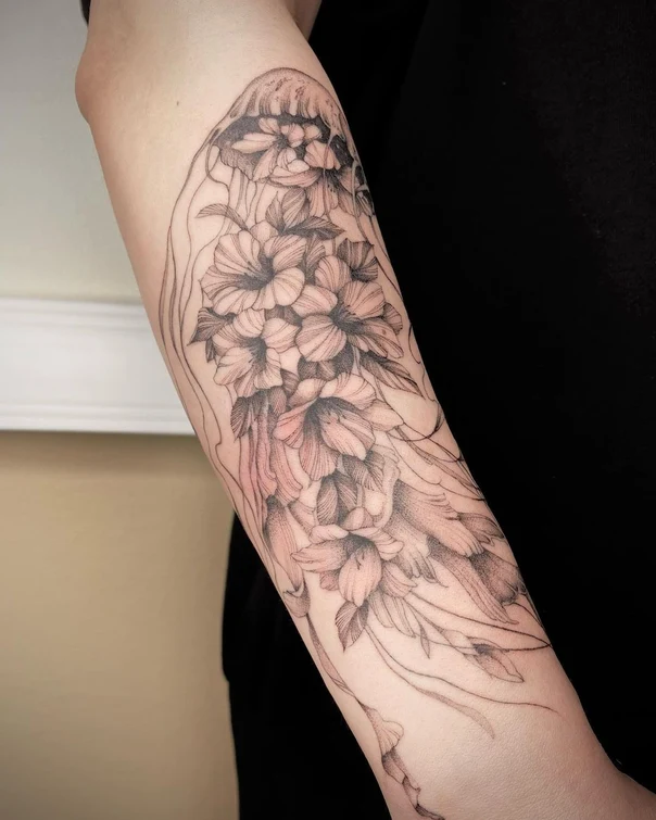 Файнлайн Jellyfish, Flowers tattoo на Предплечье