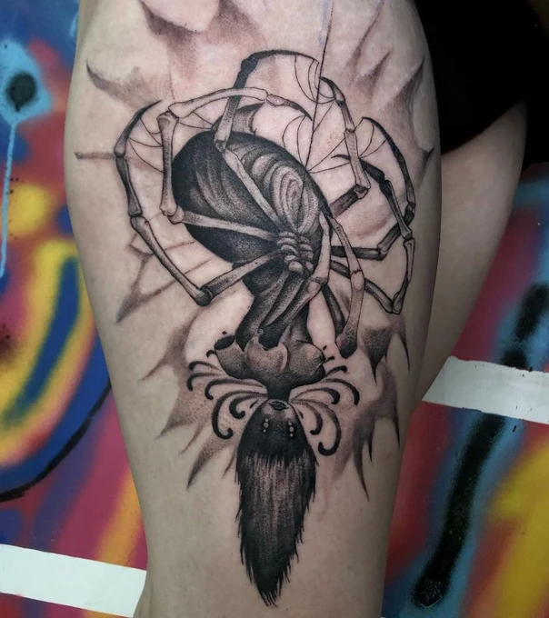 Чёрно-серая Spider, Web tattoo на Бедро