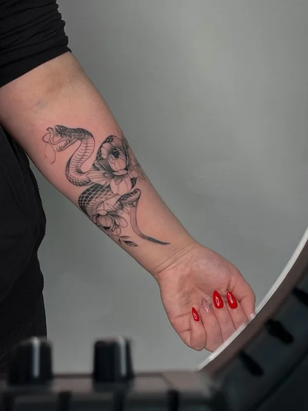 female black and grey black and grey татуировка на forearm #52276 | Тату мастер Диана Вейцман