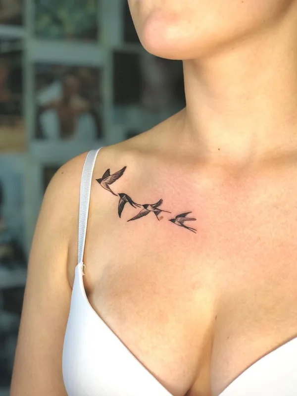 female black fineline 纹身 在 collarbone #52284 | 纹身师 Вовка Это