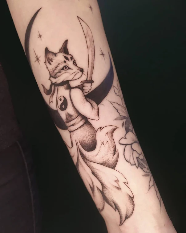 Иллюстративная Fox, Moon tattoo на Предплечье