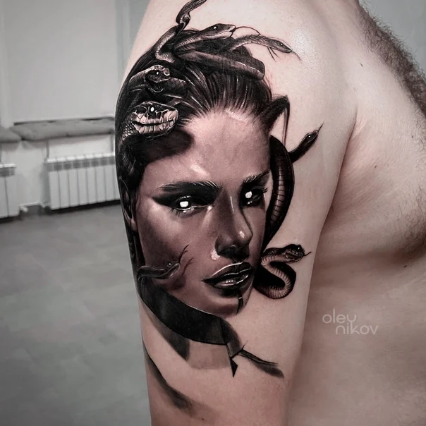 Реализм Medusa, Snake tattoo на Бицепс