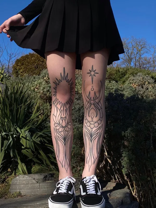 female black linework 纹身 在 thigh #52532 | 纹身师 Pavel Parafiev