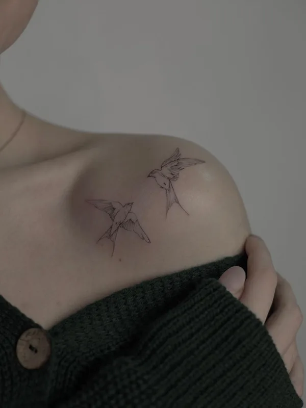 female black fineline 纹身 在 shoulder #52535 | 纹身师 Лера Шевцова