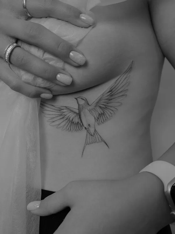 female black and grey fineline 纹身 在 ribcage #52549 | 纹身师 Лера Шевцова