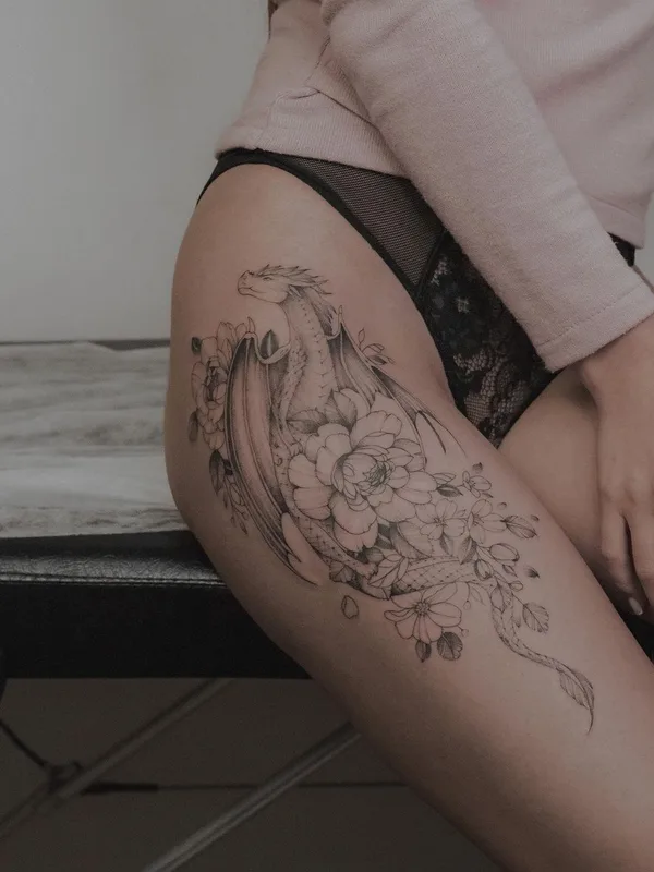 female black and grey fineline 纹身 在 thigh #52642 | 纹身师 Юлия Равинских