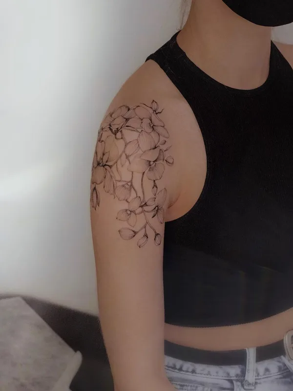 female black fineline 纹身 在 shoulder #52645 | 纹身师 Юлия Равинских