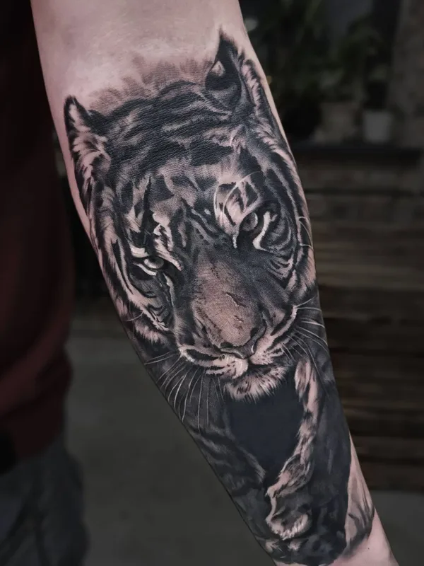 black and grey realism tattoo auf forearm #52713 | Tätowierer Дарья Семёнова