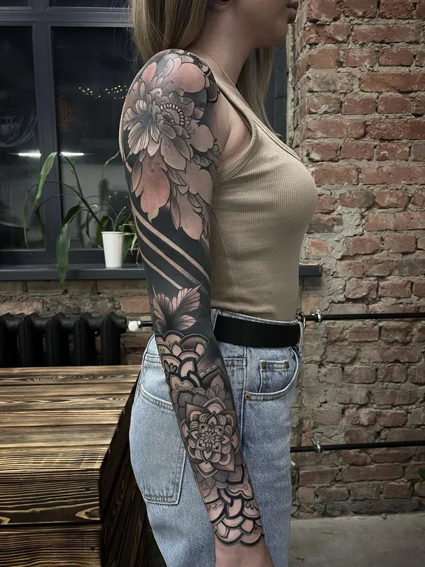 female black and grey blackwork tatuaje en full sleeve #52756 | Tatuador Антон Глухих
