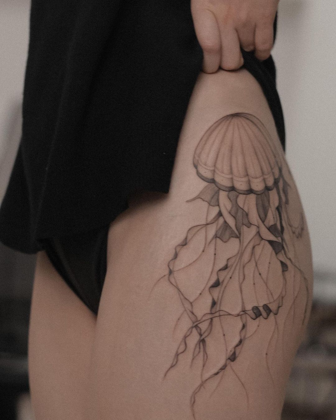 Realistic Jellyfish | Jellyfish tattoo, Girl thigh tattoos, Thigh tattoos  women