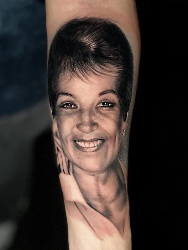 female black and grey realism 纹身 在 forearm #63928 | 纹身师 Marcel Oliveira
