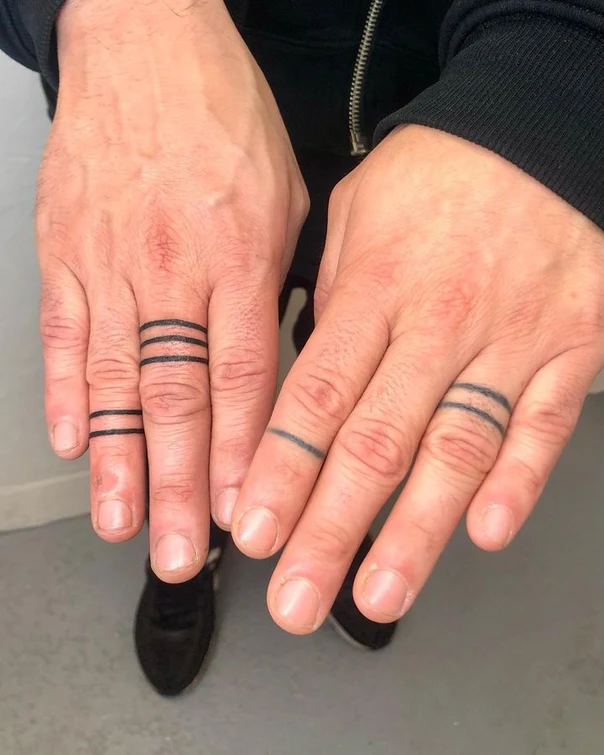 Blackwork Lines tattoo on Finger