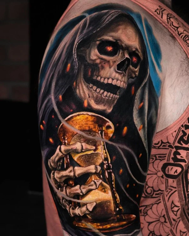 Реализм Skull, Hourglass tattoo на Плечо
