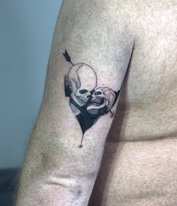 Блэкворк Skull, Arrow tattoo на Outer arm