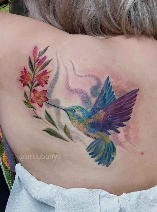 Акварель Hummingbird, Flowers tattoo на Лопатка