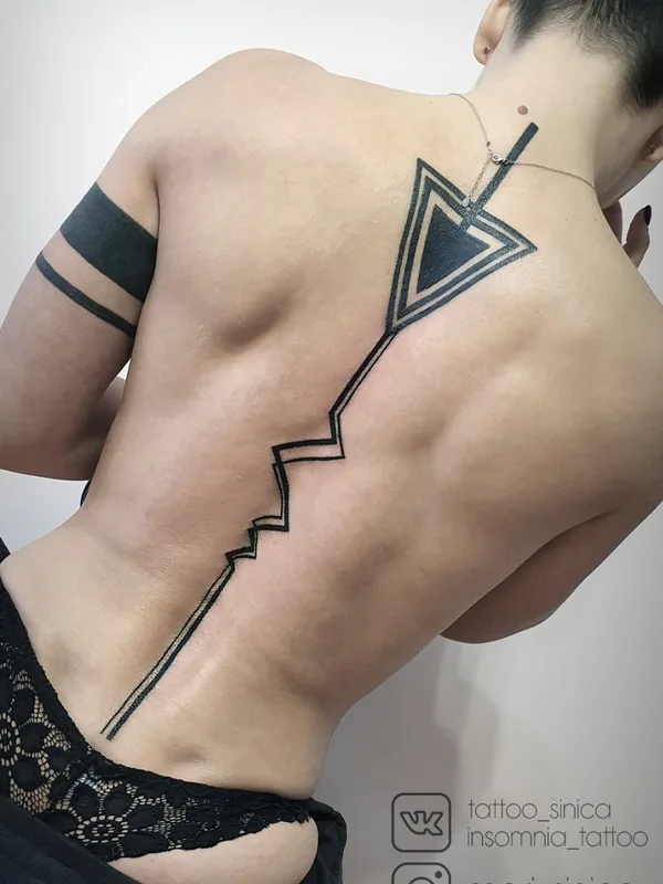 female black geometric 纹身 在 back #64384 | 纹身师 Мари Синица