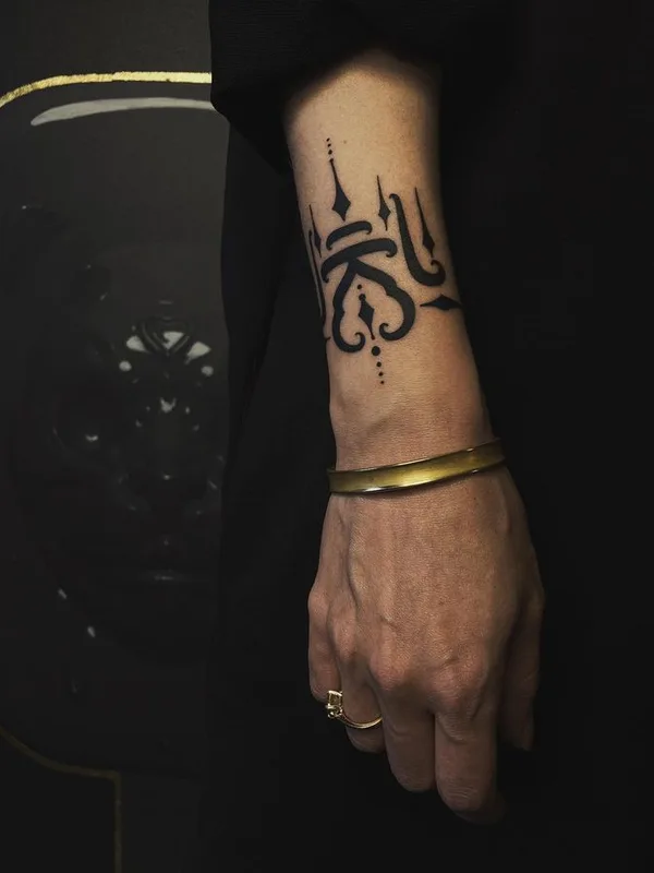 men black ornamental tatouage sur forearm #64413 | Artiste tatoueur gaya_tree_