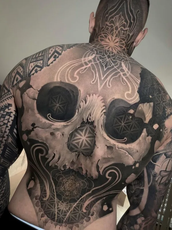 male black and grey black and grey tatuaje en full back #64424 | Tatuador Abián LaMotta