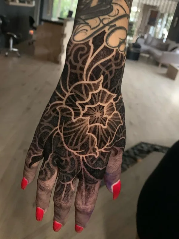 black blackwork tatuaje en hand #64426 | Tatuador Abián LaMotta