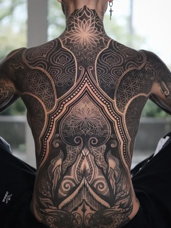 black and grey ornamental tatuaje en full back #64427 | Tatuador Abián LaMotta