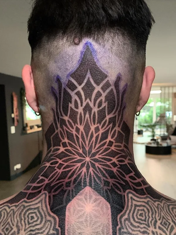 male black ornamental tatuaje en back of neck #64428 | Tatuador Abián LaMotta